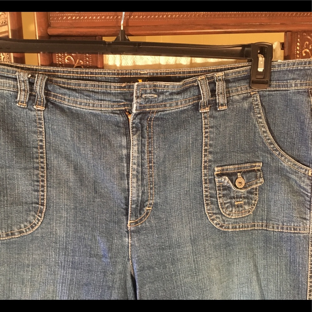 👇🏾Whitewashed Jeans - Picture 2 of 6